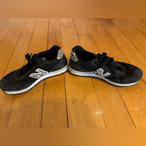 New Balance Kids Black and White Sneakers with Patterned Accents - Picture 3 of 6